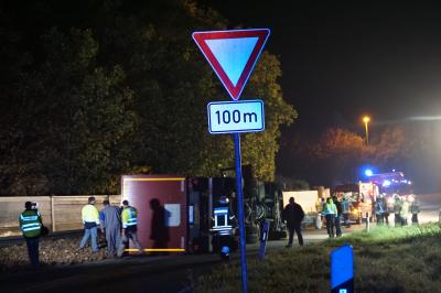 Lkw kippt in Kurve um,  Zuckerrueben liegen auf der Strasse.